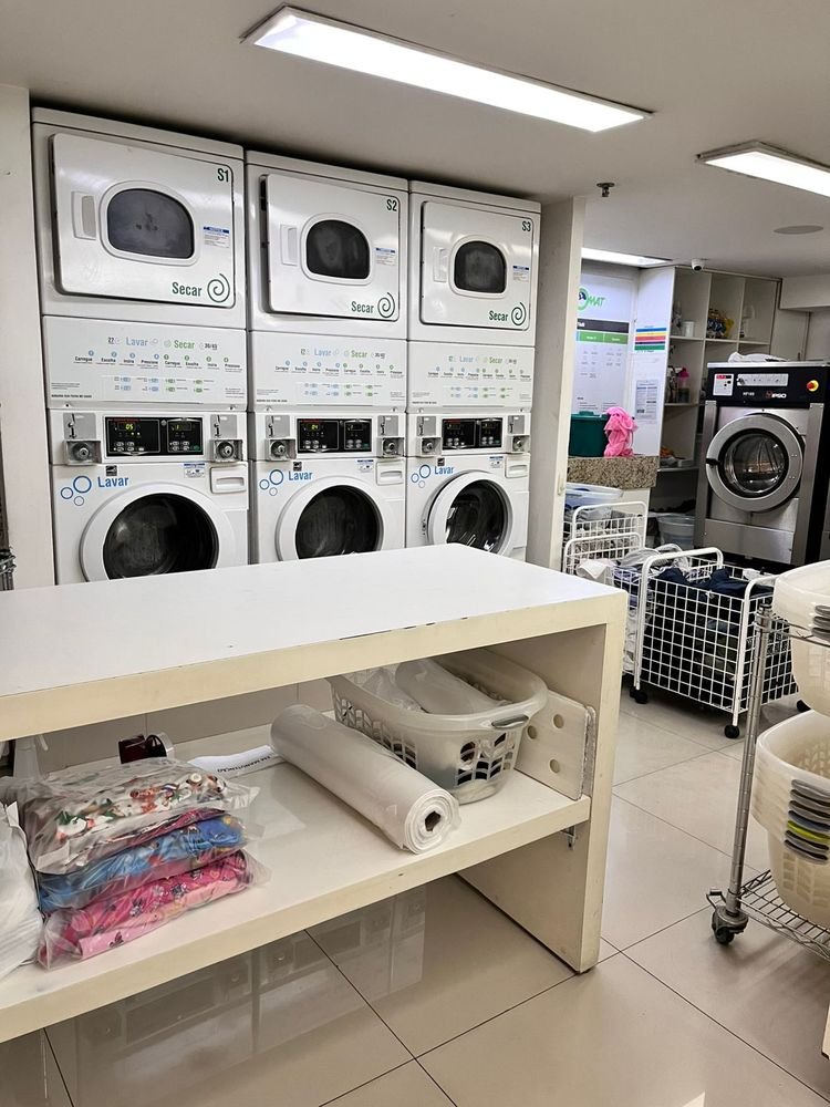 Máquinas de lavar e secar da lavanderia self-service Laundromat no Goiânia Shopping, Setor Bueno